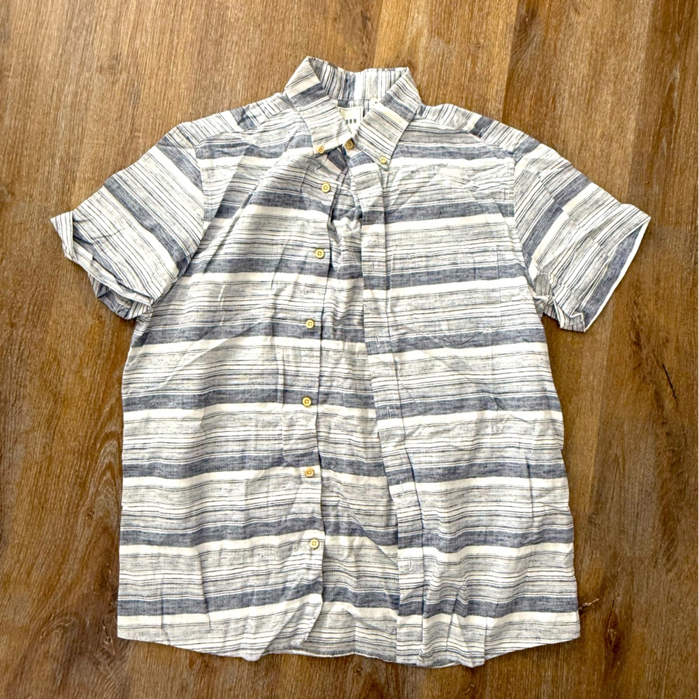 Men’s summer cotton like material shirt in Medium size